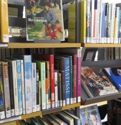Großformatige Bücher der Kunstabteilung im Regal