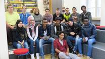 Foto einer Schülergruppe in der Stadtbibliothek Offenburg