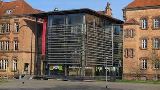 Gebäude Stadtbibliothek vom Platz aus gesehen im Sonnenschein.