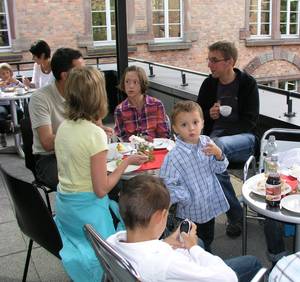 Kuchenverzehr auf der Leseterrasse der Stadtbibliothek