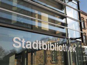 Schriftzug "Stadtbibliothek" auf dem Glasbau außen.