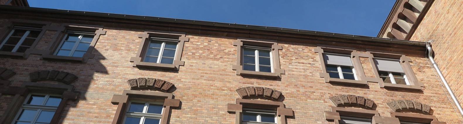 Backsteinfassade der Stadtbibliothek mit blauem Himmel