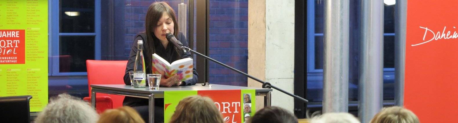 Schriftstellerin Gösweiner bei den Offenburger Literaturtagen Wortspiel in der Stadtbibibliothek