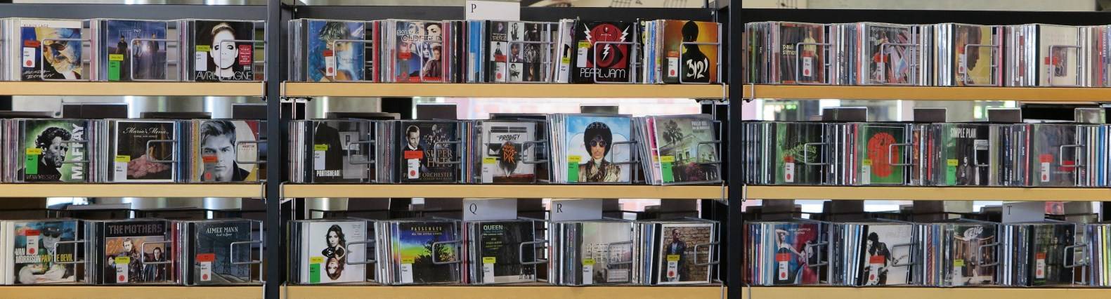 Regal mit Rock- und Pop-CDs in der Musikabteilung der Stadtbibliothek